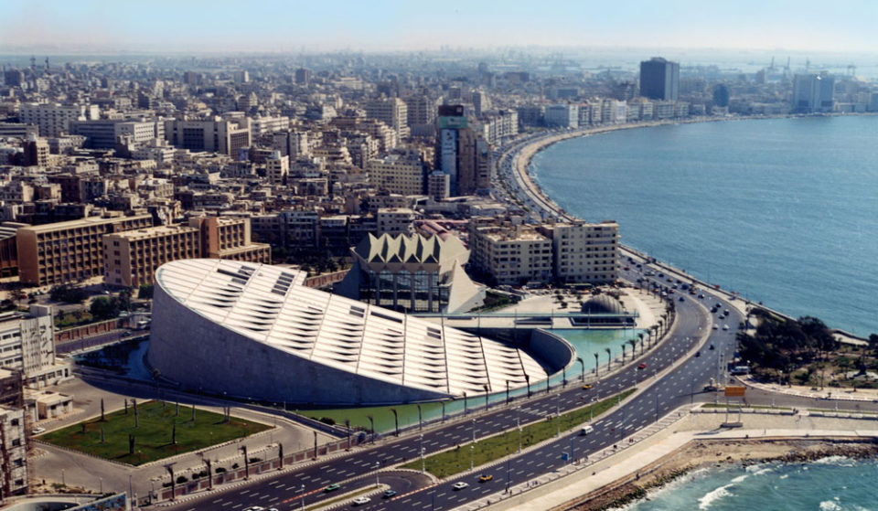 Curiosidades Históricas - Biblioteca de Alexandria - Monumento da Sabedoria  Helenística A biblioteca de Alexandria foi construída por Ptolomeu I Soter,  um dos generais e sucessores de Alexandre, o Grande no século