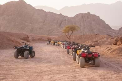 Viagem de safári no deserto de quadriciclo